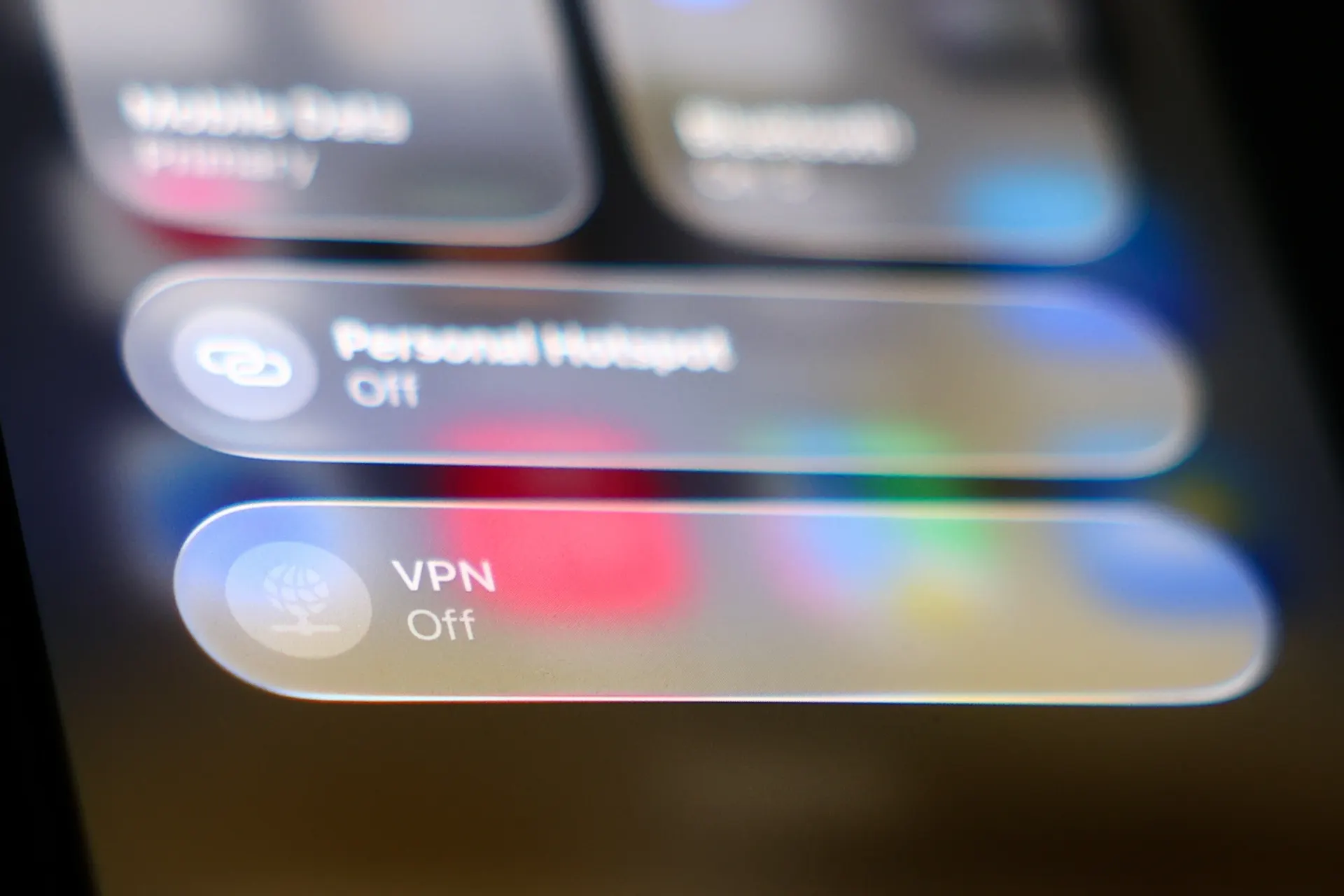 После требований ограничить доступ через VPN часть популярных российских площадок снова открываются при использовании обходных сервисов, но ситуация остаётся фрагментированной: у некоторых пользователей доступ восстановлен, у других сервисы по‑прежнему требуют отключить VPN.
