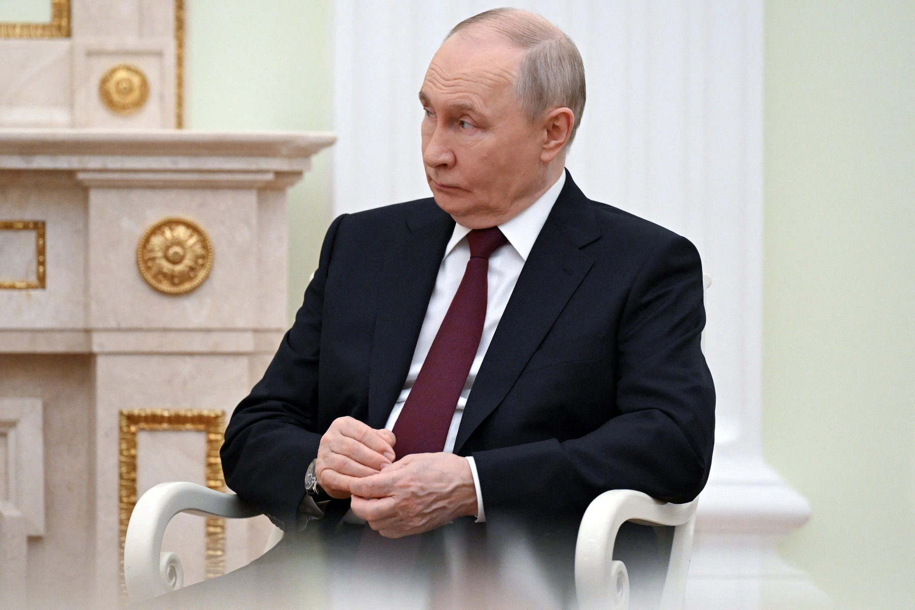 Мониторинг активности во «ВКонтакте» показал: сотни провластных аккаунтов пытаются представить шестинедельное падение рейтинга Владимира Путина как «сезонную динамику» и переводят внимание на западных лидеров и сомнения в опросах ВЦИОМ.