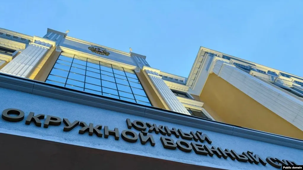 Южный окружной военный суд приговорил трёх молодых людей из Ростова-на-Дону к срокам от восьми до десяти лет лишения свободы по делу о подготовке поджога военкоматов. Их обвинили в планировании атаки с использованием коктейлей Молотова, а ключевые показания дала знакомая фигурантов, сотрудничавшая с ФСБ.