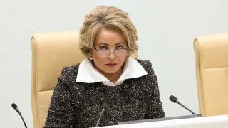 Спикер Совфеда Валентина Матвиенко назвала рецепт борьбы с вымиранием России: переезд из мегаполисов в большие дома по всей стране, многодетные семьи и высадка цветов во дворах — на фоне исторического падения рождаемости и роста естественной убыли населения.