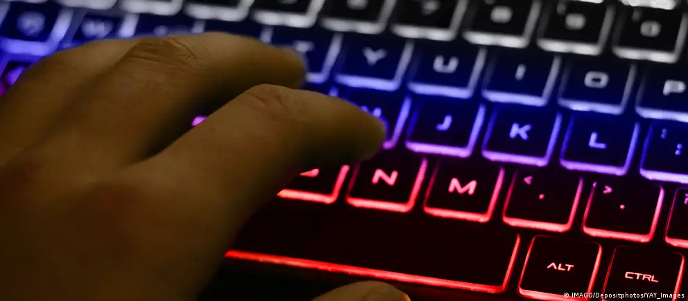 Минцифры готовит меры по взиманию сборов за зарубежный интернет‑трафик; под них предлагается подпадать и использование VPN. Сборы планируют ввести прежде всего в мобильных сетях, для фиксированного интернета решение пока не принято.