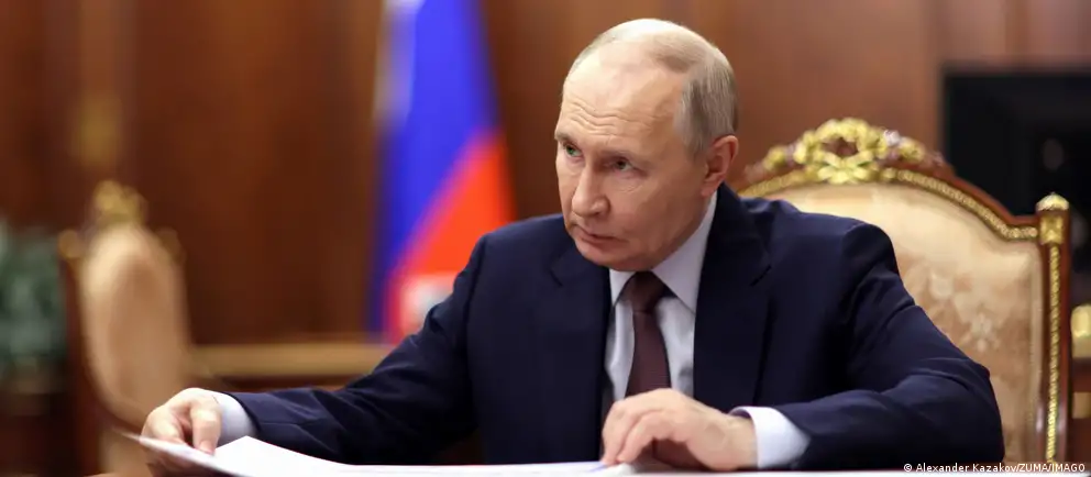 Президент России утвердил поправки в антикоррупционное законодательство: государство перестанет проверять сделки чиновников и их семей, совершённые до назначения на должность, а декларации о доходах теперь будут подаваться по совокупному семейному доходу.