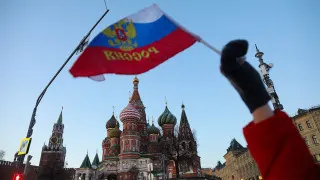 К началу 2026 года кризис неплатежей в российской экономике обострился: объем просроченной дебиторской задолженности компаний вырос до 8,2 трлн рублей, сильнее всего пострадали обрабатывающая промышленность и торговля.