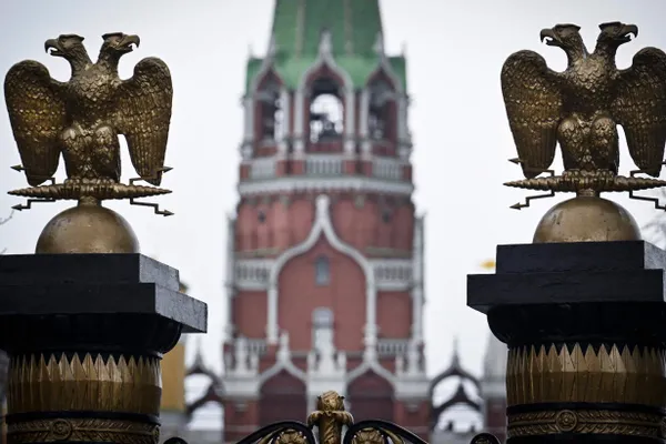 В некоторых фильмах онлайн‑кинотеатров зрителям показывают уведомления о том, что часть сцен удалена или скрыта «в соответствии с действующим законодательством». Платформы подчёркивают, что метки ставят правообладатели.