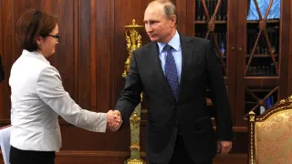 С начала 2026 года Банк России реализовал на внутреннем рынке свыше 21 тонны золота, направив выручку на финансирование растущего дефицита бюджета на фоне слабых нефтегазовых доходов и высоких госрасходов.