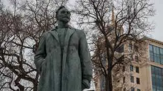 Президент России присвоил Академии ФСБ почетное наименование в честь Феликса Дзержинского, основателя ВЧК и организатора красного террора. Решение сопровождается апелляцией к его «выдающемуся вкладу» в обеспечение государственной безопасности и вызывает символические ассоциации с репрессивным советским прошлым.