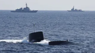 Правительство Японии одобрило крупнейшую за десятилетия реформу экспортных правил и фактически открыло стране путь на глобальный рынок вооружений. Токио намерен поставлять ракеты, корабли, подлодки и самолеты союзникам в Азии и Европе, а в исключительных случаях не исключает и экспорт в зону боевых действий, если это будет признано необходимым для собственной безопасности.