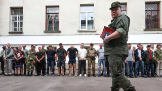 Военное ведомство подготовило поправки, позволяющие проверять военнослужащих на употребление алкоголя на месте службы с помощью специальных средств, без обязательной доставки в медучреждения.