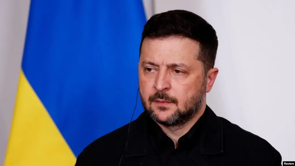 Президент Украины заявил, что краткое перемирие во время празднования Дня Победы может быть использовано Россией для обеспечения спокойствия парада с последующим возобновлением атак; при этом он поддерживает инициативы, защищающие мирных и позволяющие обмен пленными.