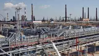 Крупные российские нефтеперерабатывающие заводы в Туапсе, Новокуйбышевске, в Нижегородской, Саратовской и Ленинградской областях приостановили переработку нефти после серии атак беспилотников, что может отразиться на поставках топлива.