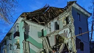В Сызрани в результате удара украинского беспилотника по четырехэтажному дому частично обрушился подъезд, из-под завалов спасены 11 человек, включая двоих детей; атаки дронов продолжались и по другим регионам, временно ограничивалась работа нескольких аэропортов.