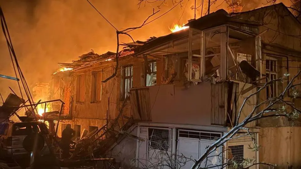 В ночь на 24 апреля российские беспилотники атаковали жилые кварталы Одессы, в результате удара по двум домам погибли двое человек и не менее 15 получили ранения.