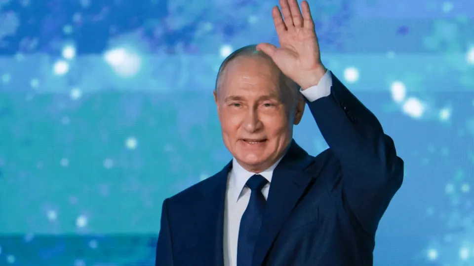 Президент Владимир Путин заявил, что при ограничениях мобильного интернета в России должны продолжать работать Госуслуги, платёжные системы и сервисы записи к врачу, а граждан необходимо заранее информировать об отключениях.