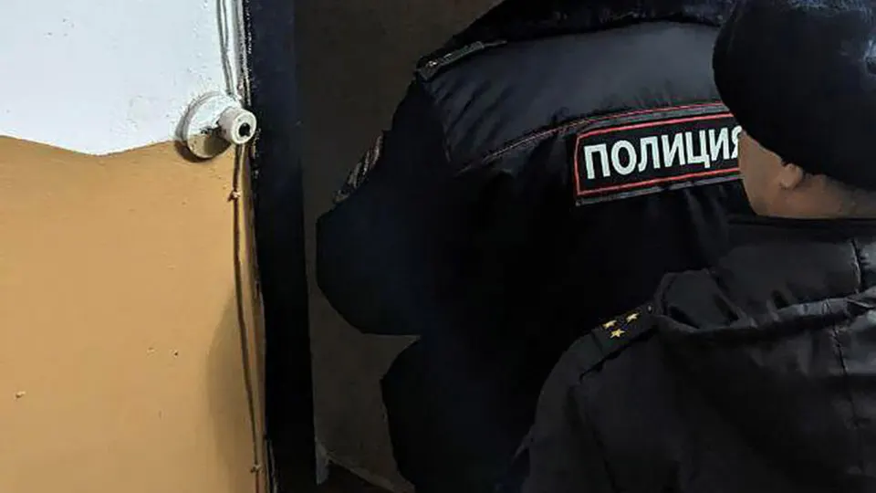 ФСБ задержала двоих подозреваемых — один из них несовершеннолетний — после того, как у квартир трех сотрудников Роскомнадзора обнаружили молотки со следами бурой жидкости. По факту возбуждено уголовное дело о хулиганстве.