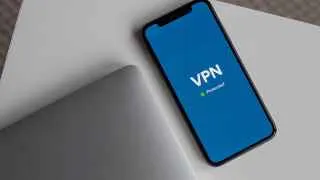 Участники рынка VPN предупреждают: в ближайшие дни россияне могут потерять возможность оплачивать такие сервисы с банковских карт, а параллельно власти усиливают зачистку VPN‑серверов через новые требования к хостинг-провайдерам.