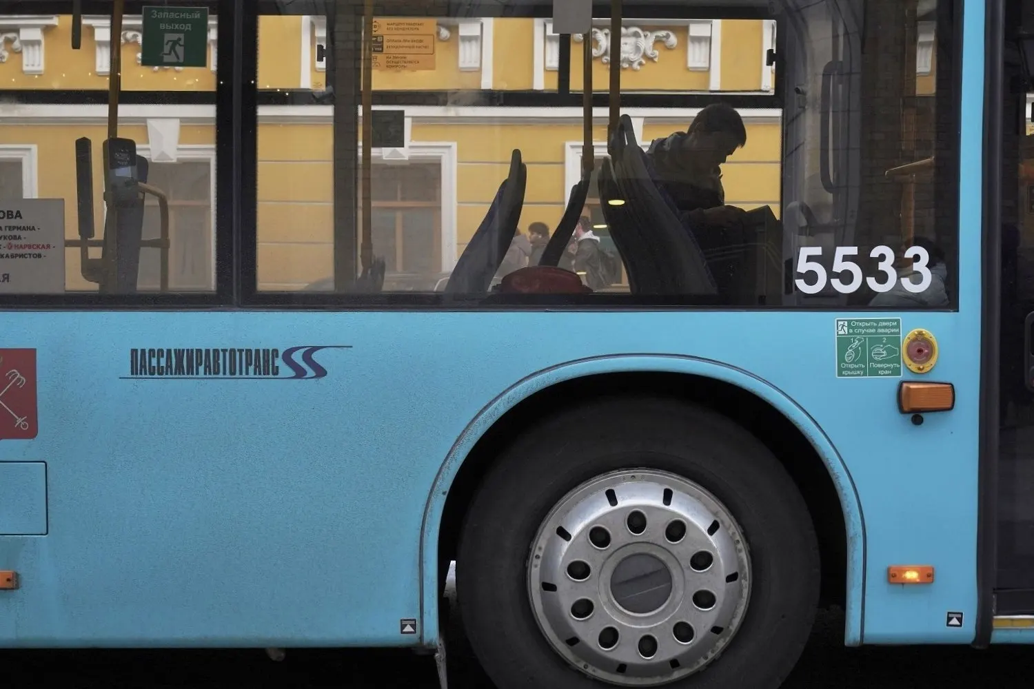 Короткая подборка событий: в Петербурге отмечают восстановление рейсов в Дубай и ряд происшествий, в стране и мире — жёсткая посадка вертолёта, проверки игровой индустрии и новая работа Бэнкси в Лондоне.
