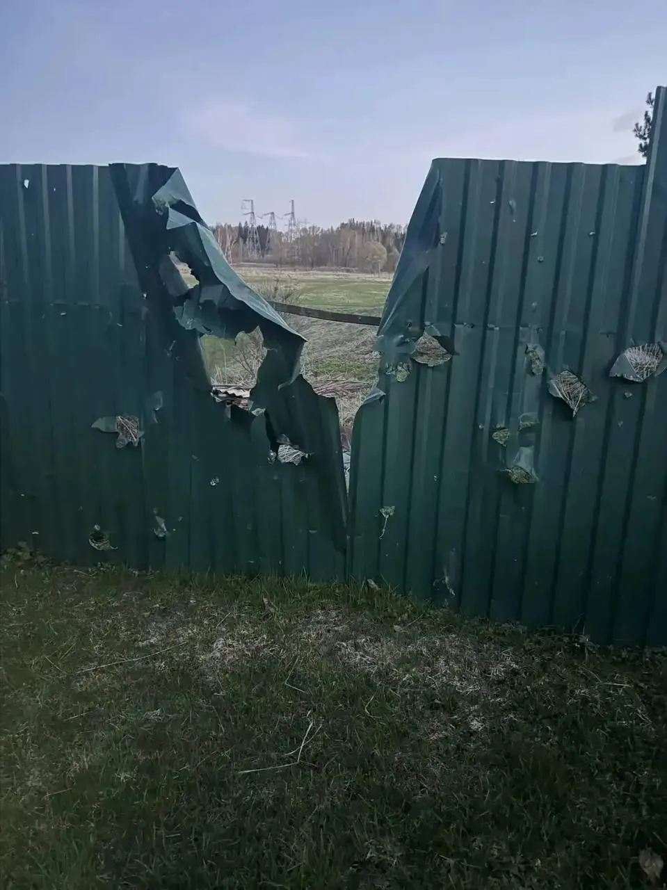 В Волоколамском округе после удара беспилотника погиб 77-летний мужчина. В Московской и Ленинградской областях отмечают многочисленные перехваты дронов, в Приморске возникало возгорание, последствия ликвидированы.