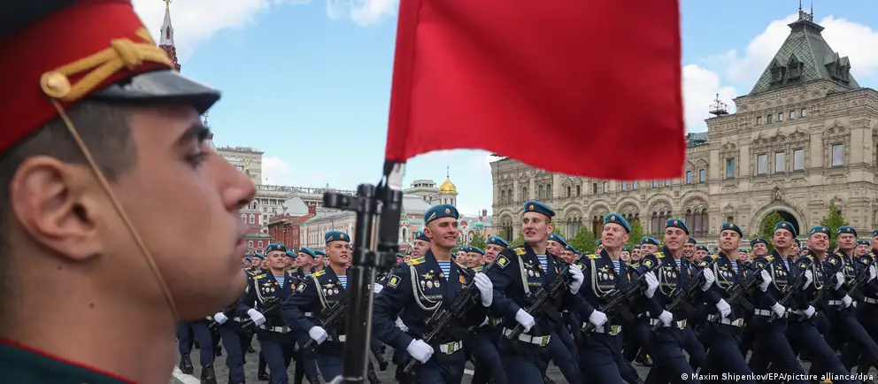 В этом году парады и массовые мероприятия 9 мая будут сокращены или отменены в ряде регионов. Рассматриваем официальные объяснения, оценки экспертов и возможные политические эффекты.