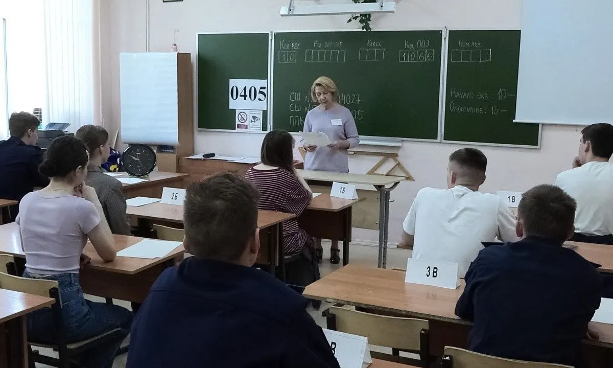 Рособрнадзор рекомендовал охране и организаторам не прикасаться к сдающим ЕГЭ и их вещам; при срабатывании металлоискателя просят добровольно предъявить предмет.