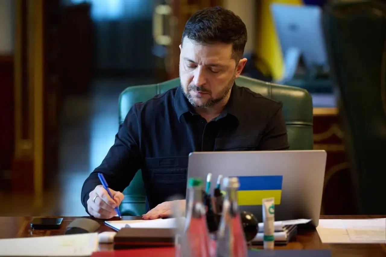 Президент Украины заявил, что ВСУ введут режим тишины в ночь на 6 мая в ответ на объявленное Россией одностороннее перемирие на майские даты; Киев, по его словам, не получал официального предложения от Москвы.