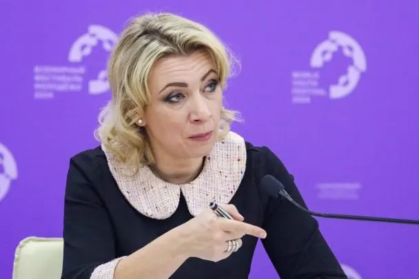 Официальный представитель МИД РФ заявила, что сотрудники Госдепа уведомляют российских дипломатов о том, что их дети, рождённые в США, считаются американскими гражданами по праву почвы; по её словам, практика действует с 2023 года и проводится без согласия семей.