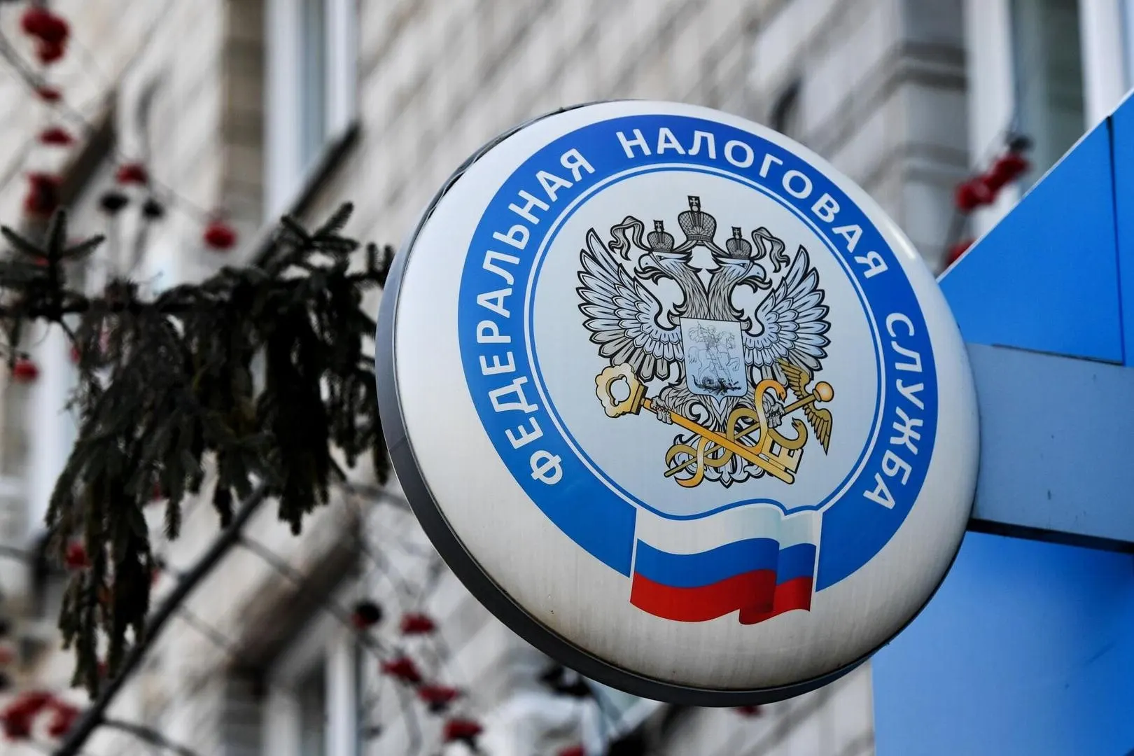 За год количество крупных российских компаний с задолженностями по налогам увеличилось почти на 50%: больше всего должников в торговле и строительстве, а проблема все заметнее смещается к реально работающему бизнесу на фоне роста ставок и усиления контроля ФНС.