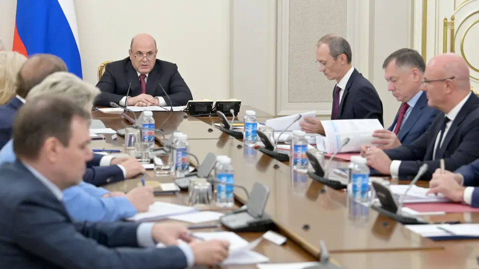 Из‑за серии атак беспилотников на нефтезаводы и трубопроводы производство бензина и дизеля сократилось до минимумов. Правительство закрепило механизмы регулирования объемов выпуска, отгрузок и цен, чтобы обеспечить поставки на внутренний рынок.