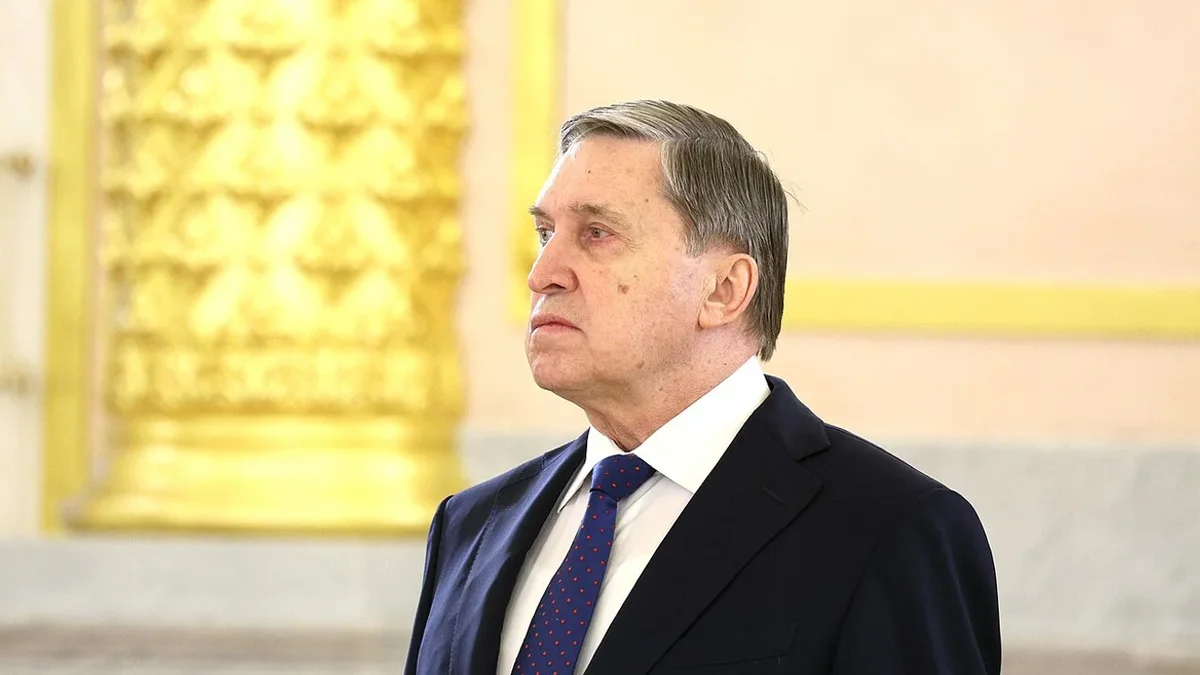 Помощник главы России заявил, что прекращение боевых действий возможно лишь после вывода украинских войск из Донбасса. По его словам, США продолжают попытки урегулирования, а президент готов встретиться с лидером Украины только после достижения окончательных договорённостей о мирном договоре.