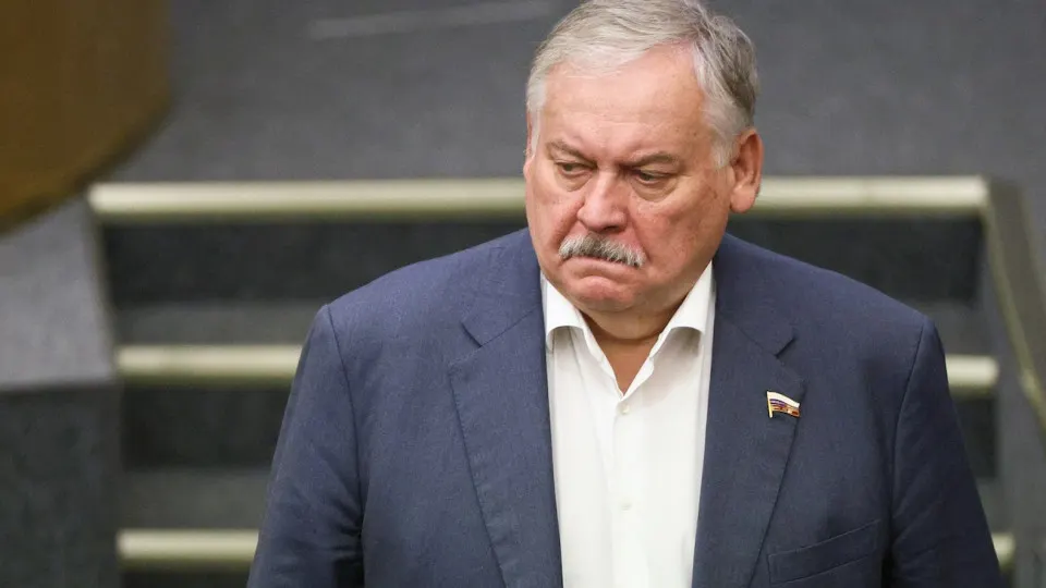 Первый зампред комитета Госдумы по делам СНГ заявил, что Латвия и Эстония обманули русскоязычных жителей при выходе из СССР; на фоне этих заявлений в российской политике обсуждаются законопроекты и прозвучали предупреждения разведок о возможной эскалации.