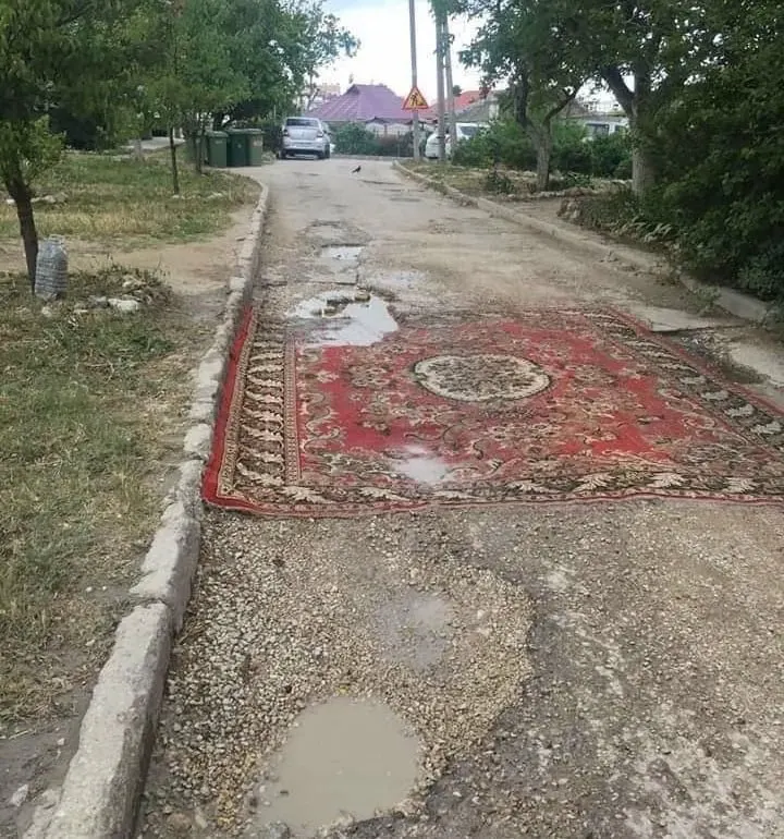 В Госдуму внесён законопроект, который позволил бы жильцам оперативно восстанавливать покрытие во дворах и на местных улицах. Правительство инициативу не поддержало, указав, что ремонтом должны заниматься специалисты.