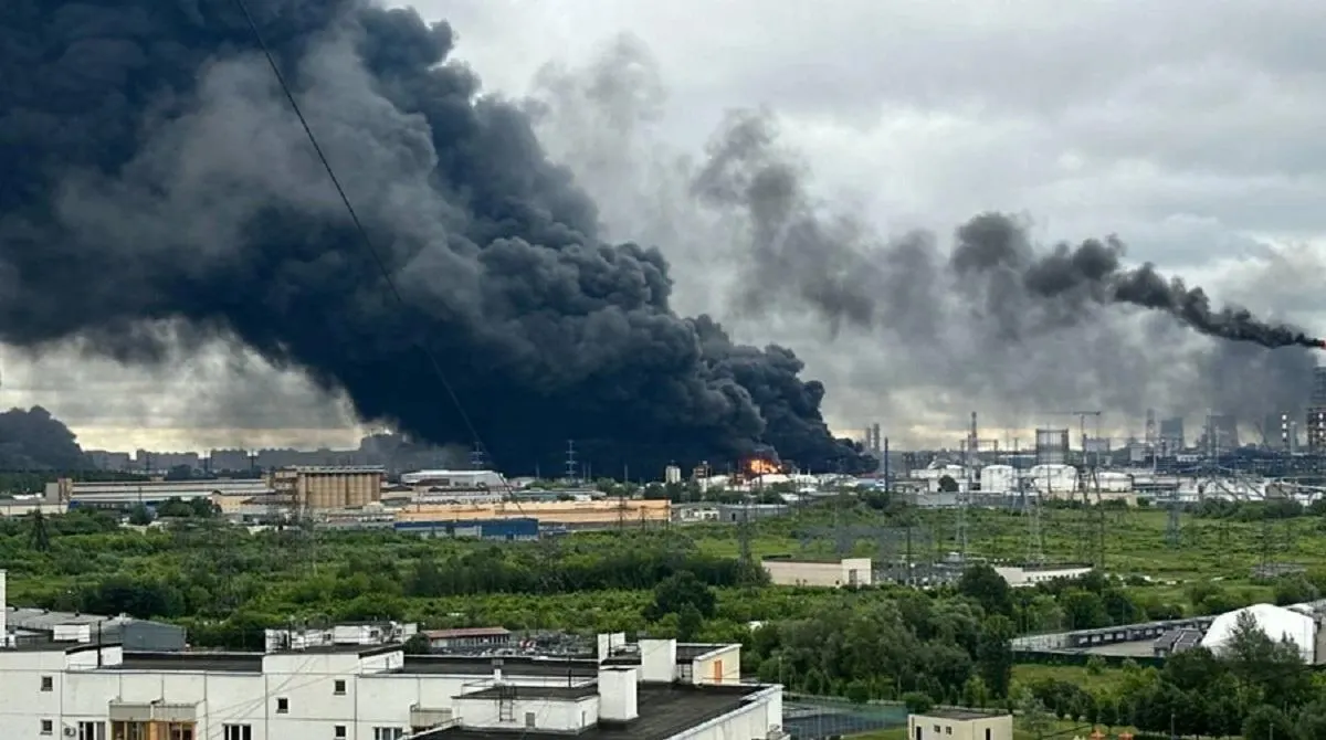 Атаки беспилотников сократили производство бензина и вызвали дефицит топлива, но главный удар по нефтегазовым доходам нанесло резкое падение мировых цен после разблокирования Ормузского пролива.
