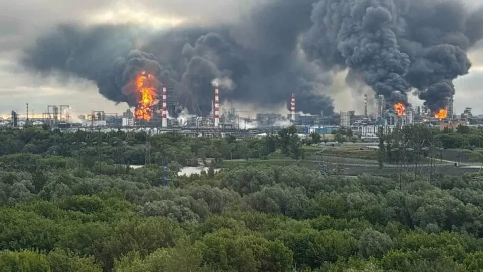 В мае производство нефтепродуктов в России сократилось на 13,5% к прошлому году. Атаки беспилотников и трудности с ремонтом НПЗ привели к дефициту топлива в большинстве регионов и заметному росту цен.