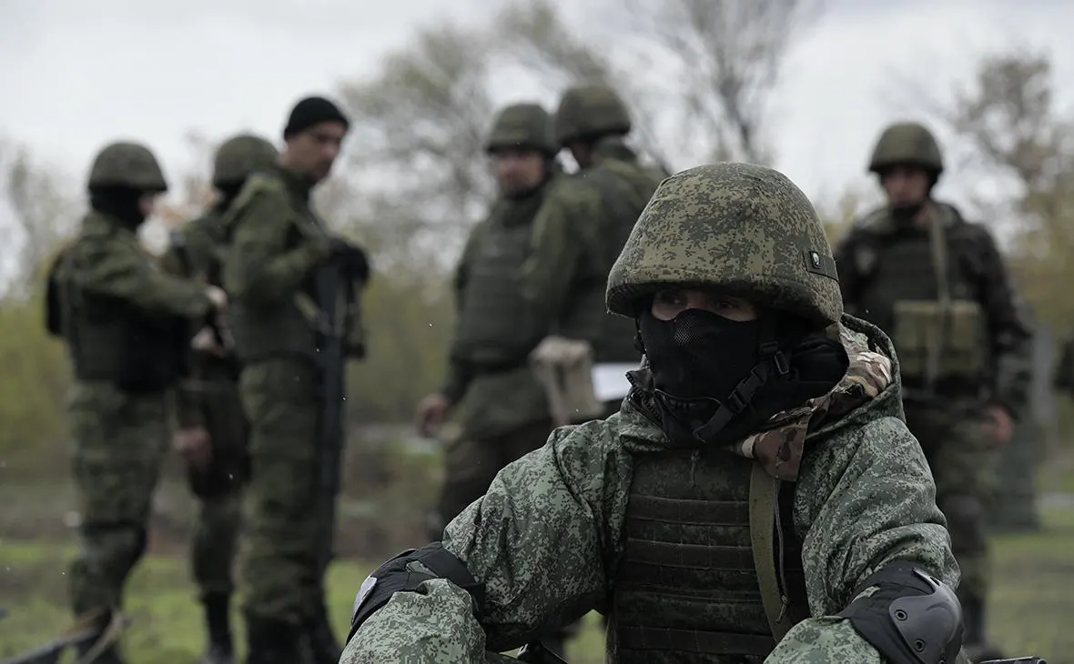 Собеседники среди бывших чиновников, военных экспертов и разведок отмечают отставание России по технологиям и тактике. Власти понимают необходимость мобилизации ресурсов, но окончательного решения пока нет.