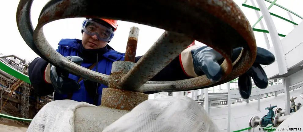 Утром 25 июня беспилотники нанесли удары по Уфимскому нефтеперерабатывающему комплексу: зафиксированы пожары на установках первичной переработки, власти комментируют масштаб и последствия.