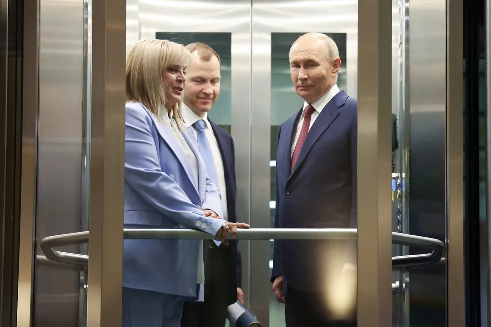 Представители силовых структур и близкие к ним фигуры обсуждают перенос или отмену думских выборов, ссылаясь на экономические трудности, падение рейтингов и угрозы безопасности. Против идеи выступают часть администрации президента и гражданские чиновники; окончательное решение пока не принято.
