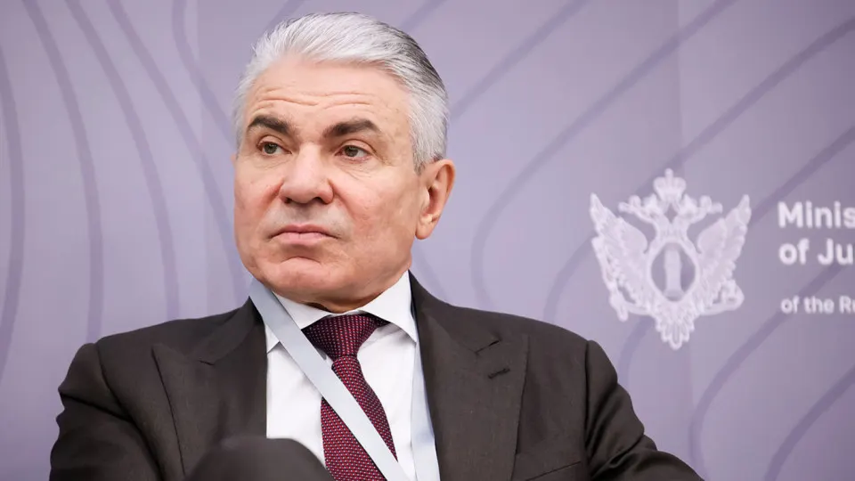 Заместитель министра юстиции предложил обязать крупнейших разработчиков нейросетей вводить специальные фильтры, защищающие от угроз для суверенитета и предотвращающие замену деятельности так называемых «иноагентов» искусственным интеллектом. Речь также о распределении ответственности и возможных штрафах для владельцев моделей.