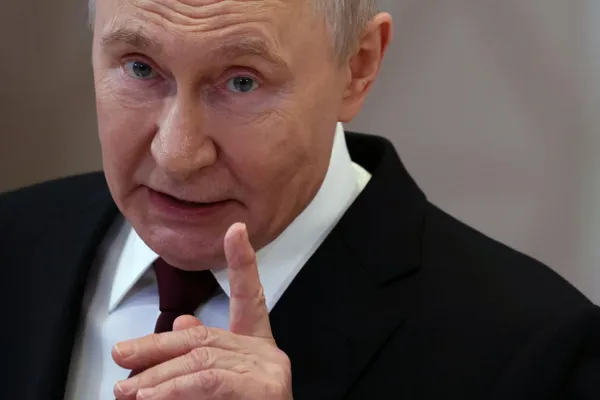 Президент заявил, что отказался от мирного предложения Киева: по его мнению, страдает прежде всего Украина, проблемы с бензином не критичны, а цель «СВО» остаётся — «освободить» аннексированные регионы. Популярные проармейские каналы опубликовали нейтральные заметки, но реакции читателей показывают ослабление поддержки продолжения войны.