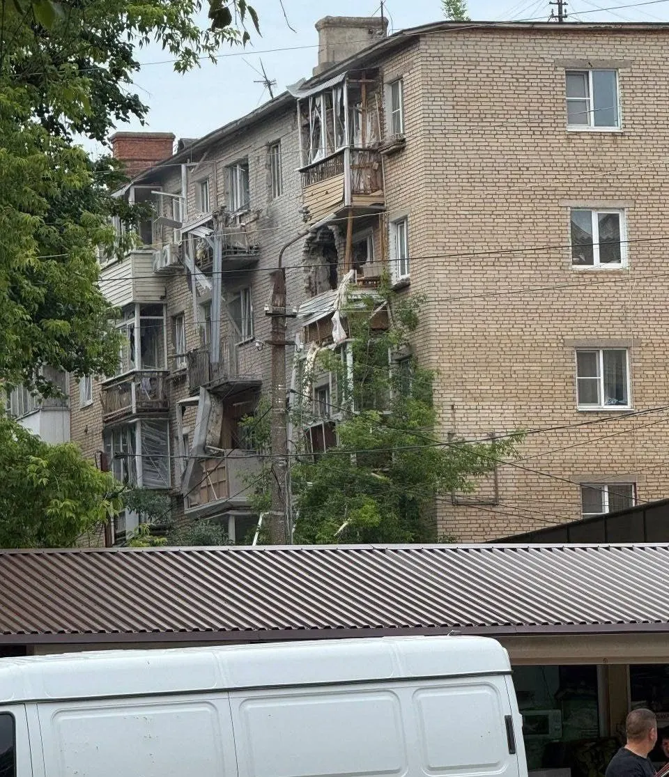 В Щёкино (Тульская область) беспилотник ударил по многоквартирному дому. Жильцы эвакуированы, пострадавших не зафиксировано. Регионы продолжают отражать массовые атаки БПЛА.