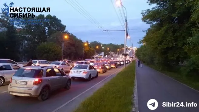 В ряде сибирских регионов введены жёсткие лимиты на бензин, но в Иркутске ситуация перешла в крайний кризис: водители проводят на заправках по восемь‑девять часов, складываются километровые пробки, а запасы у транспорта стремительно сокращаются.