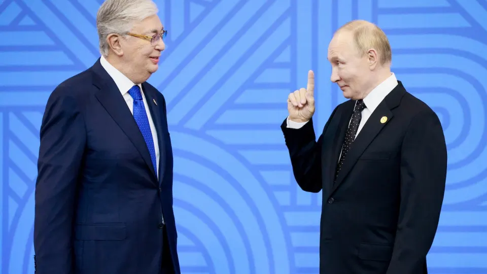 На фоне сокращения выпуска бензина и дефицита топлива в России рассматривают поставки АИ‑92 из Казахстана объёмом примерно 50 тыс. тонн; возможен взаимный обмен с поставками авиакеросина. Власти также разрешили выпуск топлива по пониженным стандартам и планируют морский импорт.