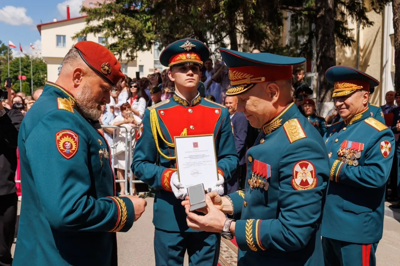 Начальнику Саратовского военного института войск национальной гвардии Александру Белоглазову присвоено воинское звание генерал-лейтенанта; погоны вручил заместитель директора Росгвардии Анатолий Маликов.