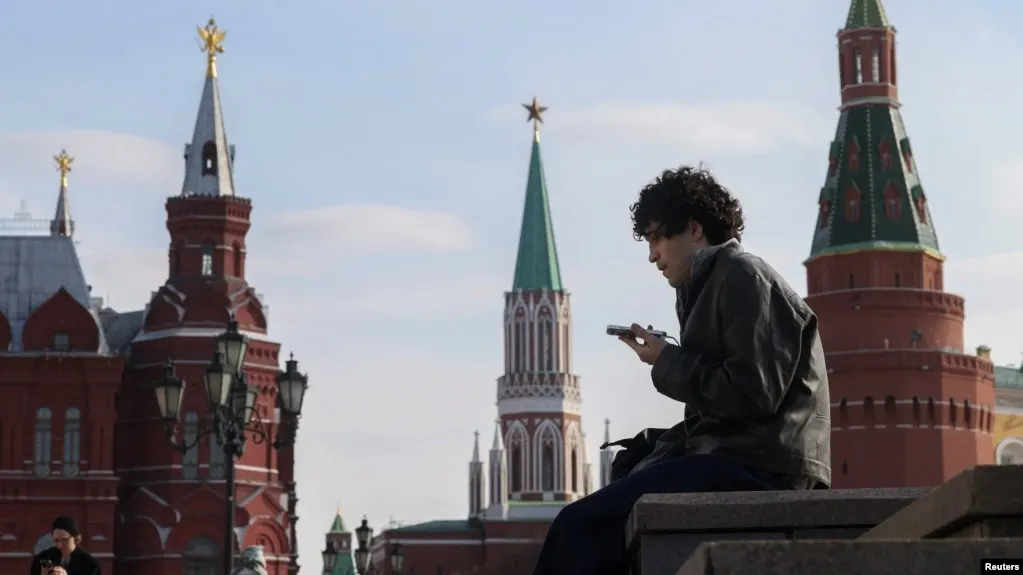 Госдума обсуждает законопроект о идентификации детей в социальных сетях и сокращении их времени онлайн; приводятся примеры стран, вводящих аналогичные ограничения.