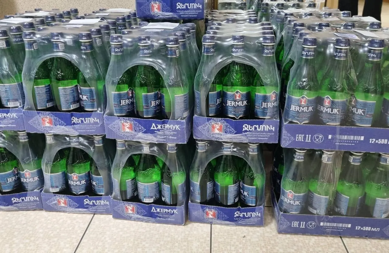 Регулятор остановил реализацию партии армянской воды «Джермук»: продукция не соответствует требованиям, продажи и отгрузки запрещены до получения разрешения.
