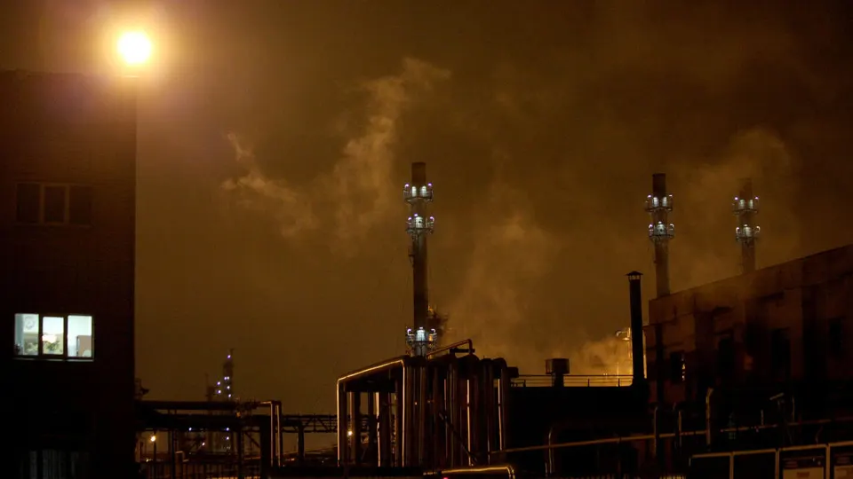 Рязанский и Московский нефтеперерабатывающие заводы остановили переработку в середине мая. Это ещё два завода в серии простоев, из-за которых объёмы переработки нефти в России опустились до минимума с 2009 года.