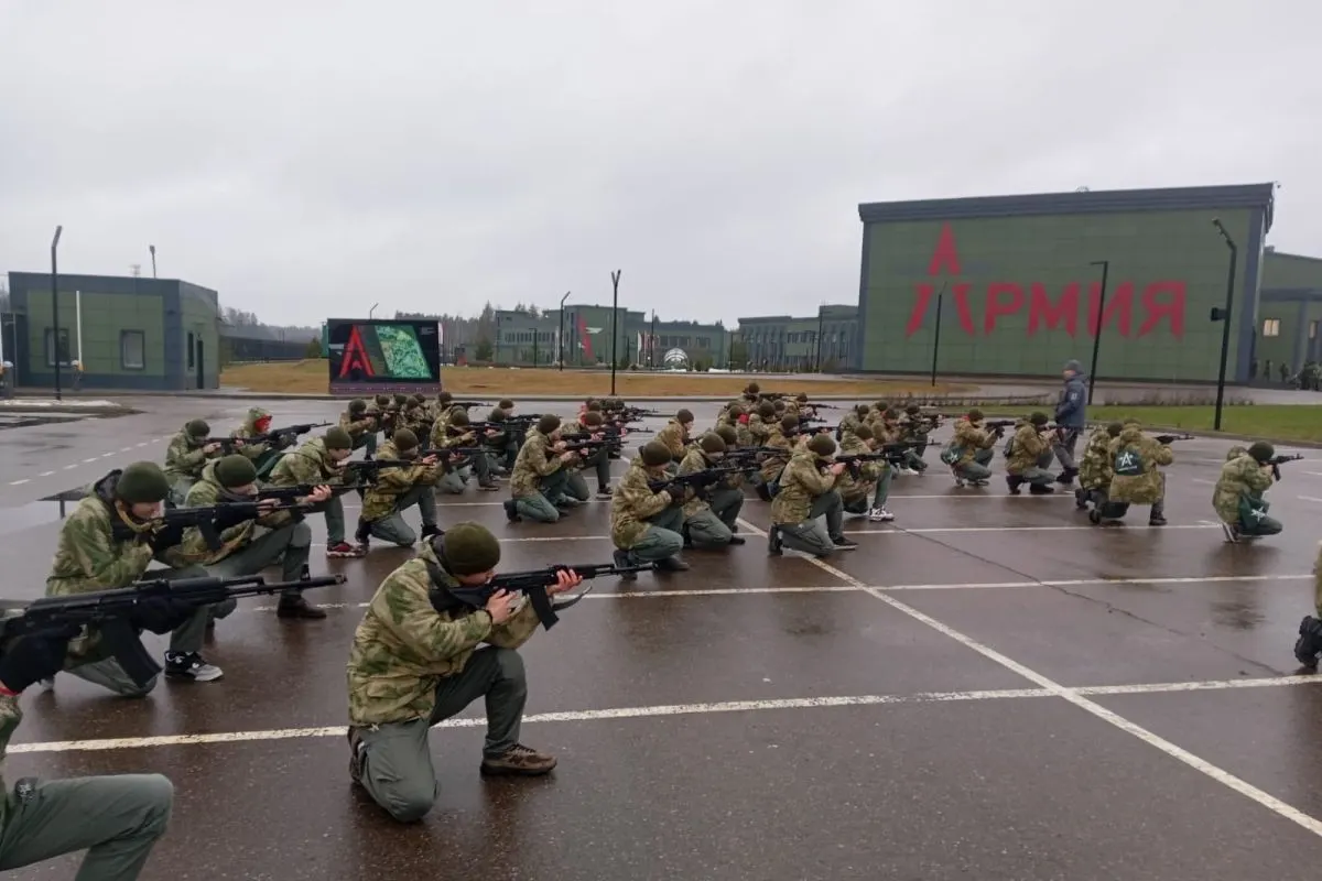 За последние пять лет на создание и работу центров обязательных военных сборов для школьников выделили как минимум 50 млрд рублей: основные расходы пришлись на сеть «Авангард» и центры «Воин».