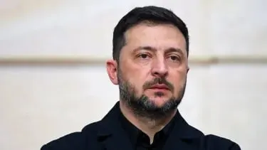 Президент Украины заявил, что несмотря на объявленное перемирие РФ продолжает атаки — более 150 штурмовых действий, свыше сотни обстрелов и почти 10 тысяч ударов дронами; Украина пока воздерживается от дальнобойного ответа, но готова реагировать зеркально.