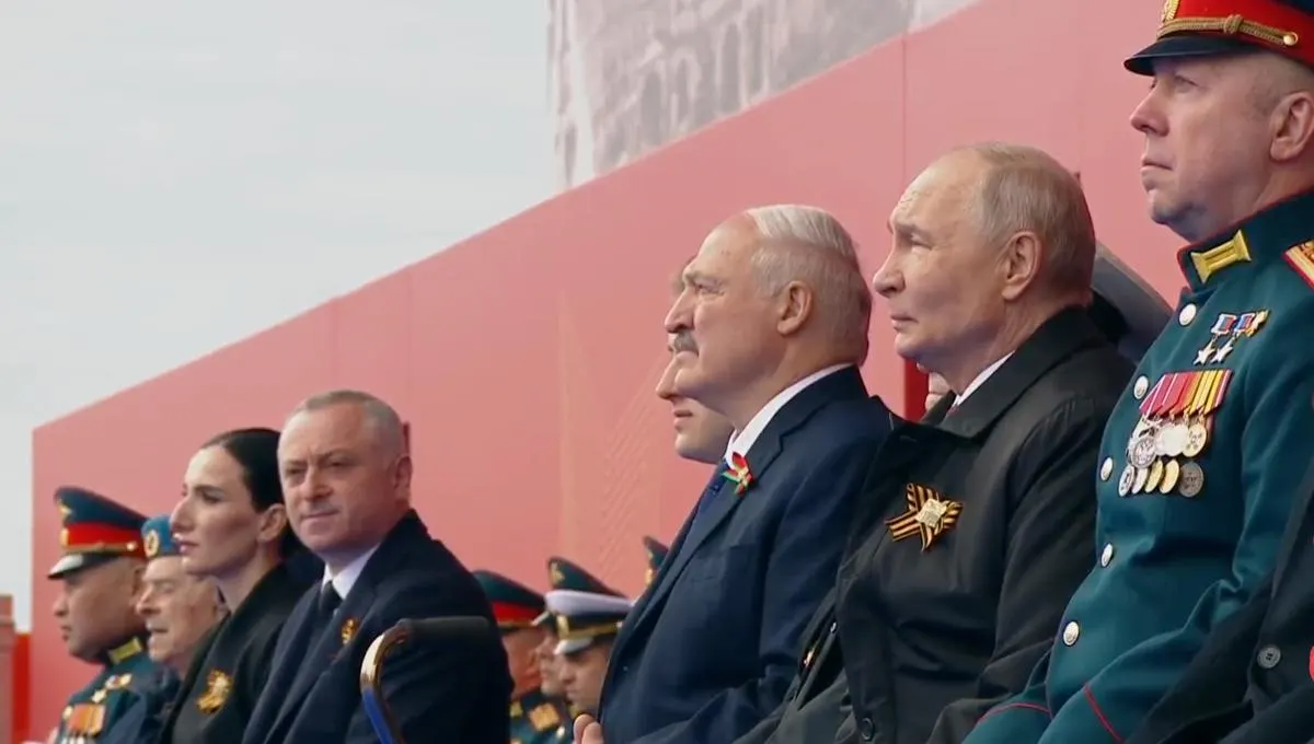 В День Победы президент назвал праздник священным, подчеркнул вклад советского народа и связал подвиг прошлых поколений с подвигом современных воинов «СВО». На трибуне рядом с ветераном Великой Отечественной впервые сел участник специальной военной операции.