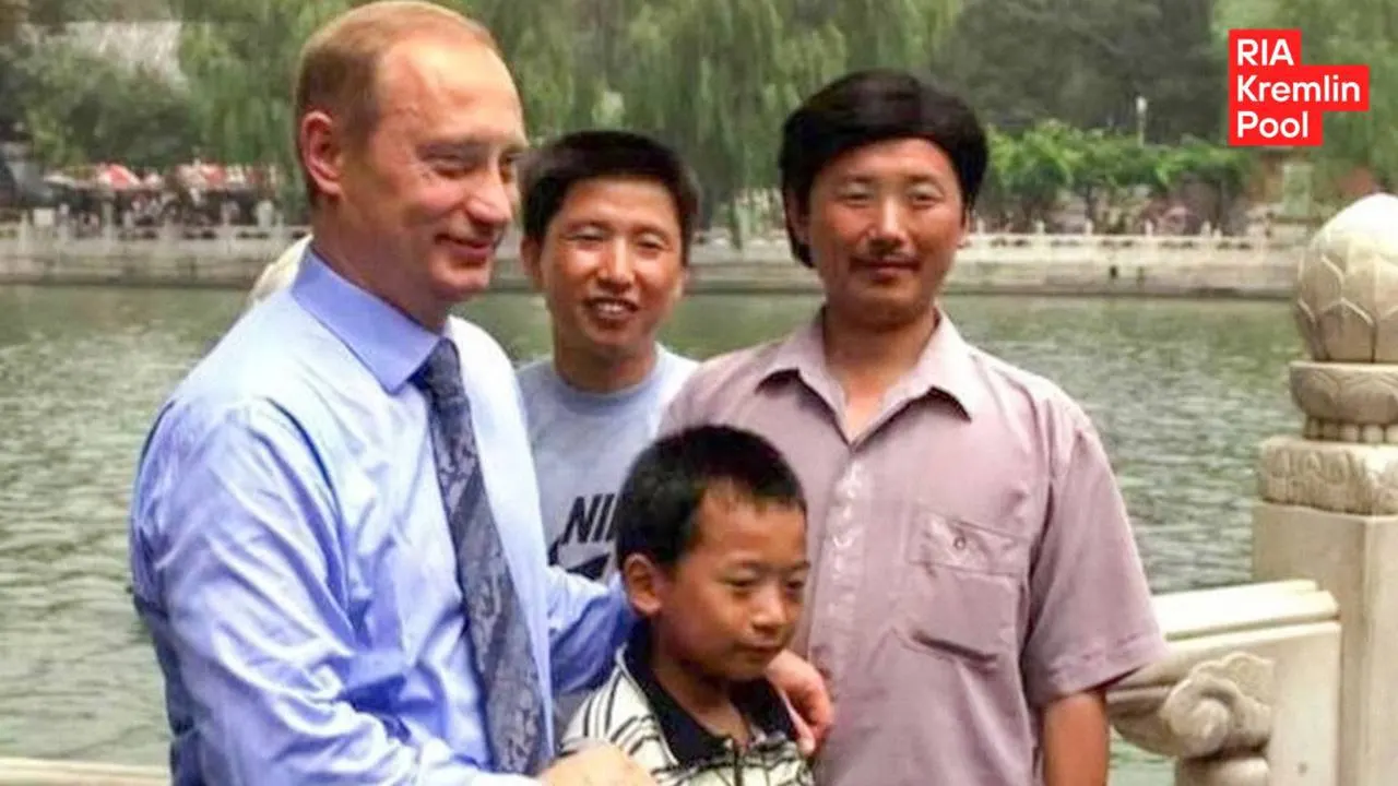 Мужчина, запечатлённый рядом с президентом в начале нулевых, вырос, стал инженером и учился в Москве. Он рассказал о своей мечте снова встретиться и поделиться достижениями.