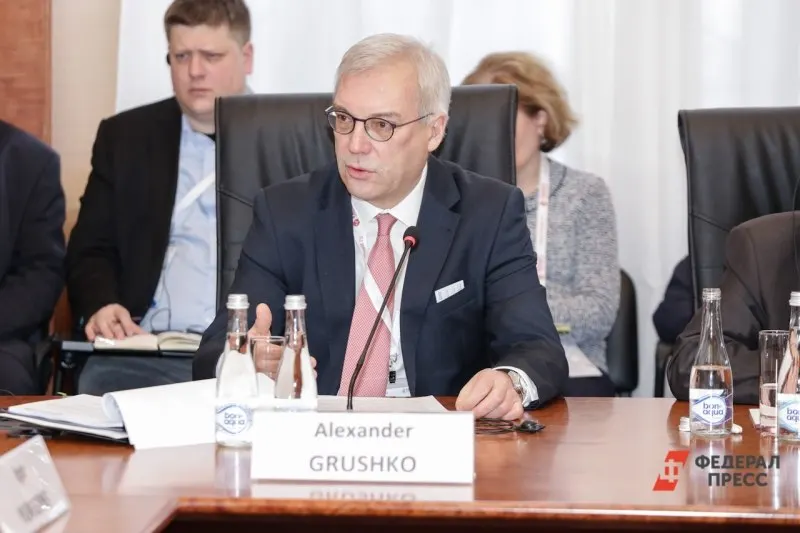 Замминистра иностранных дел Александр Грушко заявил, что попытки НАТО блокировать или применять силу против Калининградской области приведут к серьёзным последствиям; он также отметил рост военной активности в Балтийском море и назвал риск захвата региона нулевым.