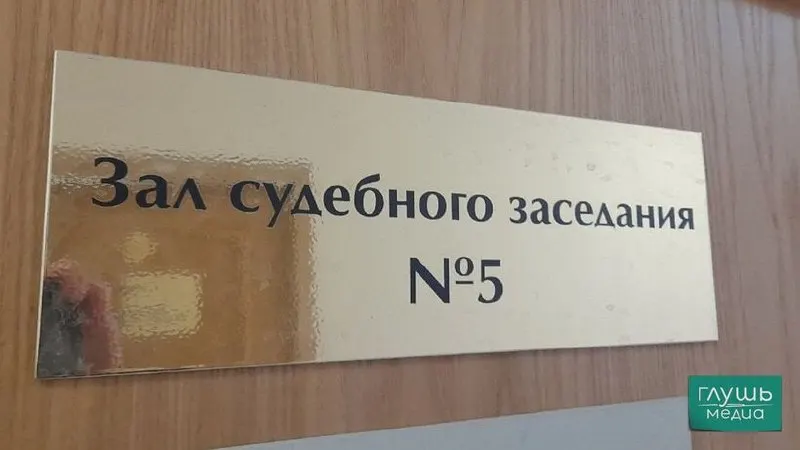 Верховный суд РФ предложил смягчить требования к квалификации секретарей судебных заседаний: на эти должности смогут принимать не только юристов с высшим образованием, но и студентов юридических факультетов.